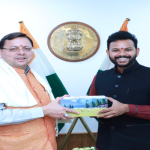 सीएम धामी ने की जलशक्ति मंत्री सी आर पाटिल से शिष्टाचार भेंट 