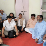 अवैध वसूली बंद करने की मांग को लेकर सीएनजी टेम्पो चालकों का प्रदर्शन  