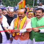 कांवड़ियों ने ट्रेक्टर में रेलगाड़ी की तहर जोड़ी तीन ट्राली