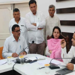 लगातार बारिश से धंसने लगीं सड़कें