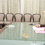 हाथ का ऑपरेशन के दौरान कर्मचारी की मौत, हंगामा 