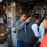 सड़क पर गिरा बिजली का खंभा, हेड कांस्टेबल सूरजपाल सिंह की सूझबूझ बनी सुरक्षा कवच